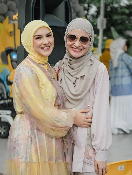 Meski tidak sesuai dress code, Shireen Sungkar tampil mengenakan atasan warna pastel dipadukan kerudung abu-abu serasi dengan bawahannya. [@_irishbella_]