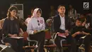 News Anchor Senior, Ira Koesno (kiri), Komisioner KPI, Nuning Rodiyah (tengah) dan Produser Berita, Jemmy Darusman menjadi juri audisi News Presenter Competition EGTC 2017 di Universitas Gadjah Mada, Yogyakarta, Rabu (1/11). (Liputan6.com/Helmi Afandi)