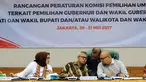 Ketua KPU, Arief Budiman (kedua kiri) bersama komisioner saat melakukan uji publik Rancangan Peraturan KPU terkait Pilgub. Pilbup dan Pilwali di Jakarta, Rabu (31/5). Uji publik dihadiri perwakilan parpol, akademisi. (Liputan6.com/Helmi Fithriansyah) 