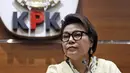 Wakil Ketua KPK Basaria Panjaitan memberi keterangan pers di Gedung KPK, Jakarta, Rabu (21/3). Wali Kota Malang Moch Anton dan 18 anggota DPRD Kota Malang menjadi tersangka dugaan suap pembahasan APBD Kota Malang TA 2015. (Liputan6.com/Herman Zakharia)