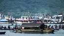 Perarakan menggunakan perahu tradisional tanpa mesin, biasanya berukuran panjang sekitar 8 meter, yang disebut Berok. Tampak dalam foto, umat Katolik mengangkut peti mati berisi patung Yesus selama prosesi laut Jumat Agung dari Kapel Tuan Menino, sebuah ritual yang diwarisi dari pengaruh Portugis selama lebih dari lima abad, di Larantuka, Nusa Tenggara Timur, pada Jumat 3 April 2026. (ARNOLD WELIANTO/AFP)