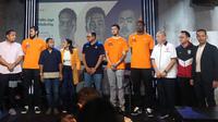 Pelita Jaya memperkenalkan dua pemain baru JaQuori McLaughlin (lima dari kanan) dan Justin Donta Brownlee (empat dari kanan) pada konferensi pers di Jakarta, Rabu (20/3/2024). (Bola.com/Rayhan Nur Hakim/Magang)