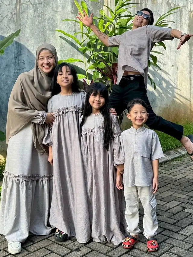Desta dan keluarga. (Foto: Dok. Instagram @desta80s)