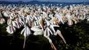 Kawanan pelikan putih, salah satu burung terbesar dari Kanada dan Amerika Serikat, terlihat di pantai laguna Chapala di Cojumatlan, Meksiko pada 28 Januari 2020. Pelikan putih melakukan perjalanan ribuan kilometer bermigrasi dari suhu rendah Amerika Utara. (Photo by ULISES RUIZ / AFP)