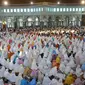 Warga Tangerang melakukan Salat Idul Adha di Masjid Al-Azom, Tangerang Banten, Kamis (24/9/2015). (Liputan6.com/Faisal R Syam)