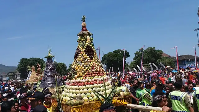 7 gunungan hasil bumi dan buku dikirab sebelum diperebutkan oleh masyarakat Banjarnegara. (Foto: Liputan6.com/Muhamad Ridlo)