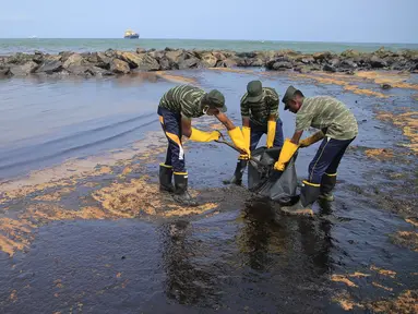 Tentara Sri Lanka membersihkan tumpahan minyak di sebuah pantai di Uswetakeiyawa, Kolombo, Senin (10/9). Pemerintah Sri Lanka mengerahkan ratusan tentara dan penjaga pantai untuk membersihkan tumpahan minyak. (AP Photo/Eranga Jayawardena)