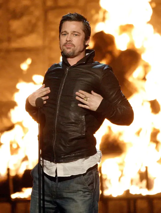 Belum terungkap kebenaran dari semua yang dituduhkan pada Brad Pitt. Sebagai produser dan sahabat, James Gray berusaha selalu ada untuk Pitt kapanpun dirinya diperlukan. (AFP/Bintang.com) 