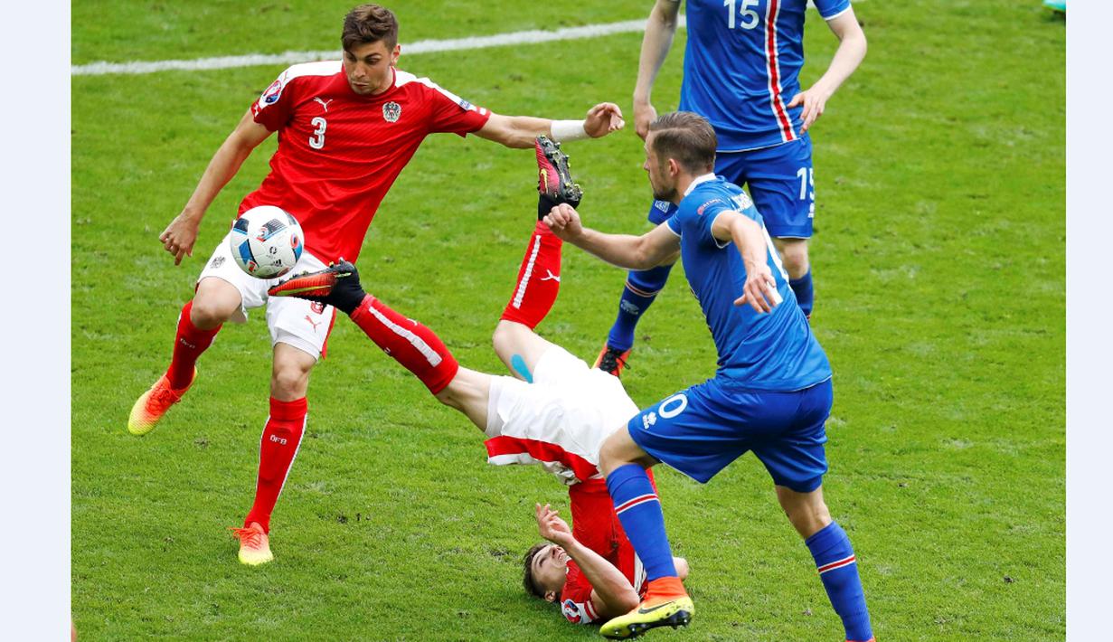 Pemain Austria, Marcel Sabitzer, terjatuh saat berebut bola dengan pemain Islandia, Gylfi Sigurdsson, pada laga terakhir Grup F Piala Eropa 2016 di Stade de France, Paris, Rabu (23/6/2016). (Reuters/Charles Platiau)