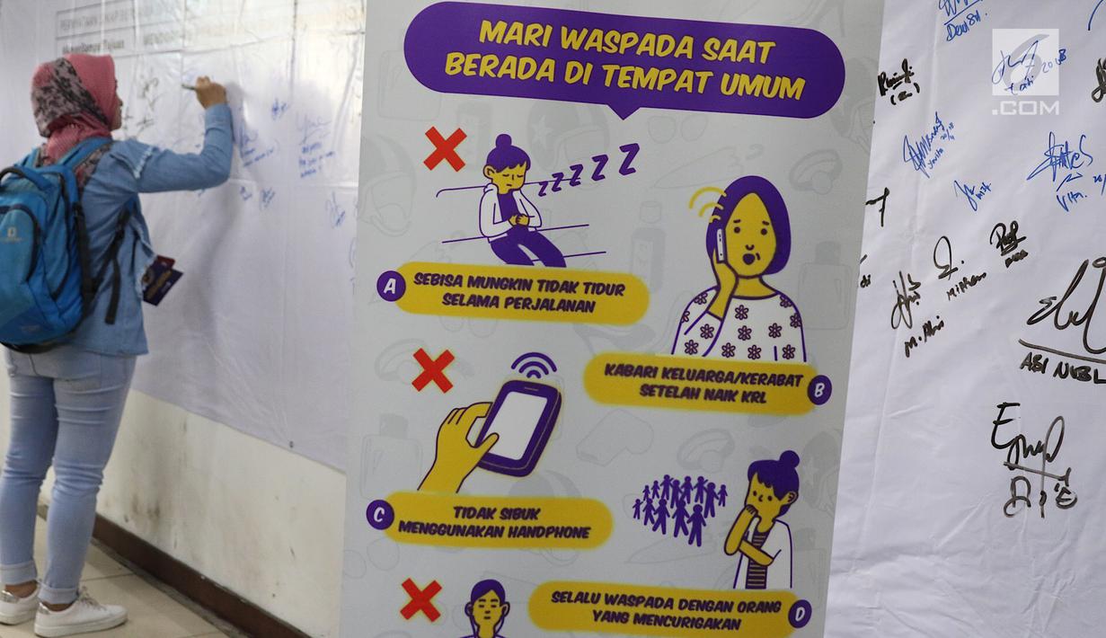 Pengguna KRL membubuhkan tanda tangan saat sosialisasi pencegahan pelecehan seksual di KRL, Jakarta, Jumat (20/4). Kegiatan ini dalam rangka menyambut Hari Kartini. (Liputan6.com/Immanuel Antonius)