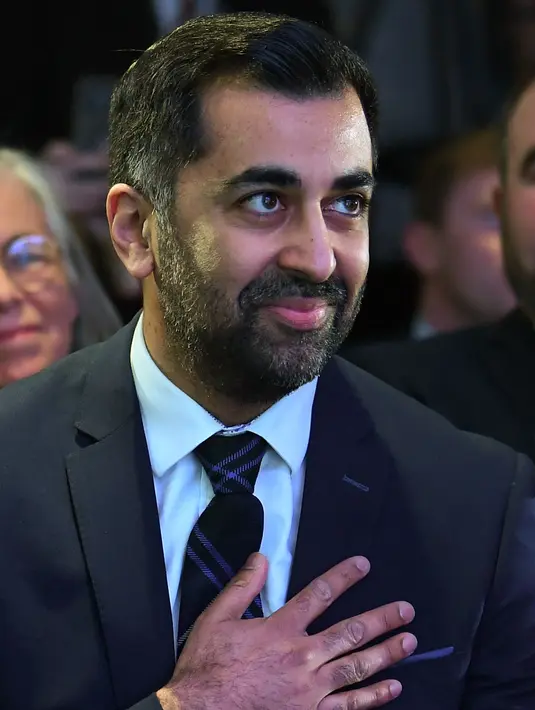 Putra dari imigran Asia Selatan kelahiran Glasgow yang berusia 37 tahun itu akan dikukuhkan sebagai menteri pertama Skotlandia selama sesi parlemen pada Selasa (28/3). (ANDY BUCHANAN / AFP)