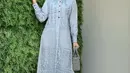 Gamis cantik berwarna biru muda dipadu Adelia Pasha dengan rok dan hijab abu-abu, perpaduan tampilan bernuansa pastel yang menarik untuk ditiru. [Foto: Instagram/adeliapasha]