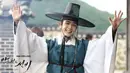 Lee Joon Gi terlihat begitu tampan saat memakai hanbok. Hal itu dapat dilihat saat ia bermain dalam drama Scarlet Heart: Goryeo, Gunman in Joseon, dan The King and the Clown. (Foto: soompi.com)