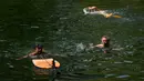 Pemerintah melaporkan pada hari Senin bahwa Beijing mencatat 10 hari suhu di atas 35 C (95 F), rekor terpanjang dari jenisnya sejak 1961. (AP Photo/Andy Wong)
