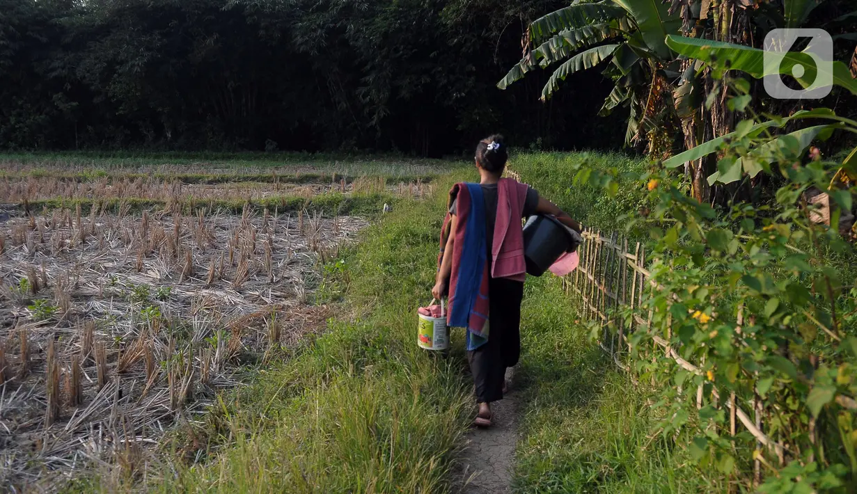 Warga terpaksa mandi dan mencuci pakaian di Kali Cihoe karena sumur mereka kering meski sudah menambah kedalaman. (merdeka.com/Imam Buhori)