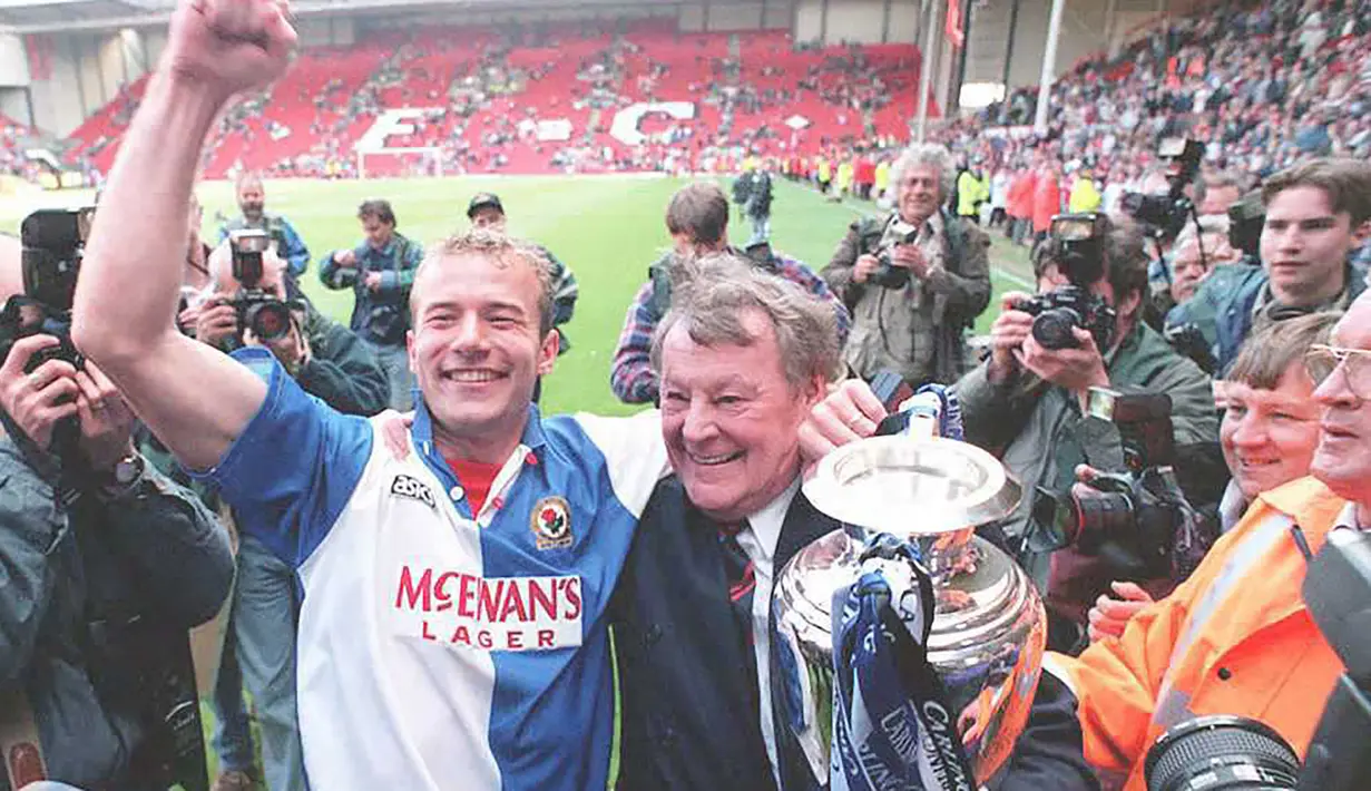 Alan Shearer. Striker Blackburn Rovers ini mencetak gol ke-100 di Liga Inggris di usia 25 tahun dan 139 hari. Kala itu Blackburn menang 2-1 atas Tottenham Hotspur, 30 Desember 1995 dan Shearer mencetak 1 gol di antaranya. Hingga pensiun ia mencetak total 260 gol di Liga Inggris. (AFP/PA/John Giles)