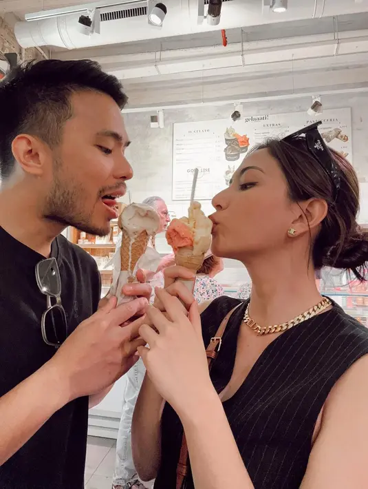 Sementara Yakup pilih outfit simple dengan t-shirt hitam temani Jessica Mila nikmati es krim [@jscmila]