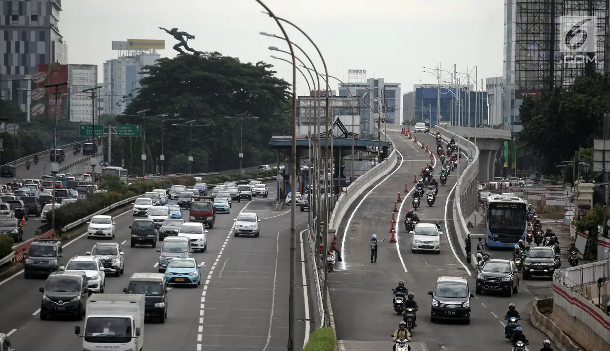 Sejumlah kendaraan melintasi flyover Pancoran yang mulai dibuka untuk umum, Jakarta, Senin (15/1). Diketahui Flyover Pancoran dibangun sejak November 2016 pada era mantan Gubernur DKI Jakarta Basuki Tjahaja Purnama (Ahok). (Liputan6.com/Arya Manggala)