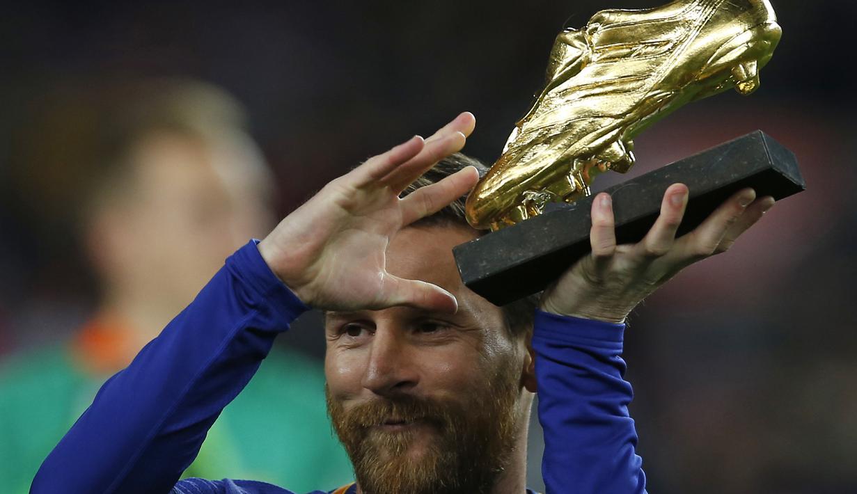 Lionel Messi menunjukan sepatu tersebut sebelum laga melawan Deportivo La Coruna pada lanjutan La Liga Santander di Camp Nou stadium, Barcelona, (17/12/2017). (AP/Manu Fernandez)