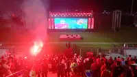 Suasana nonton bareng di Stadion Tambaksari, Surabaya menyaksikan laga Timnas Indonesia U-23 versus Irak pada perebutan tempat ke-3 Piala Asia U-23 2024. (Bola.com/Aditya Wany)