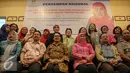 Menteri Sosial Khofifah Indar Parawansa (ketiga kanan) dan Menteri Pemberdayaan Perempuan dan Perlindungan Anak Yohana Yambise (ketiga kiri) berfoto bersama usai Pertemuan Nasional di Jakarta, Jumat (27/11/2015). (Liputan6.com/Faizal Fanani)