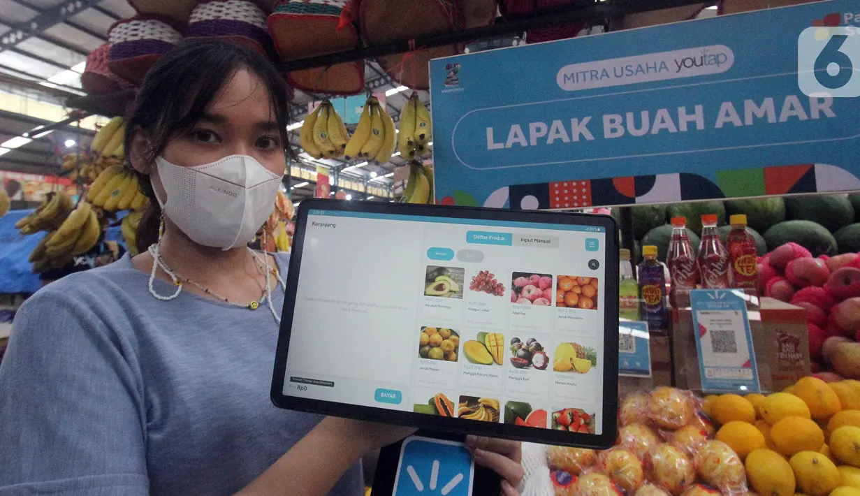 Pelaku usana menunjukan menu lapak buah di aplikasi Youtap di Pasar Segar Bintaro Tangsel (9/3/2022). Penggunaan Youtap melalui Paket Usaha digunakan mulai dari pembayaran cashless, sales report, fitur e-menu, loyalty dan promo, hingga belanja stok. (Liputan6.com/HO/Ading)
