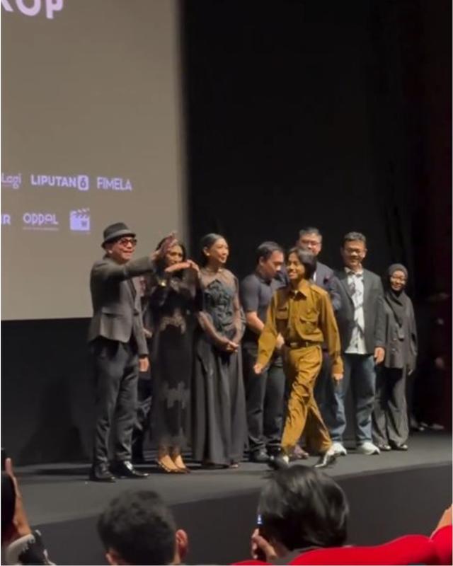 6 Potret keluarga Karina Ranau berbaju PNS hadiri premiere Qorin 2, wujudkan permintaan Epy Kusnandar