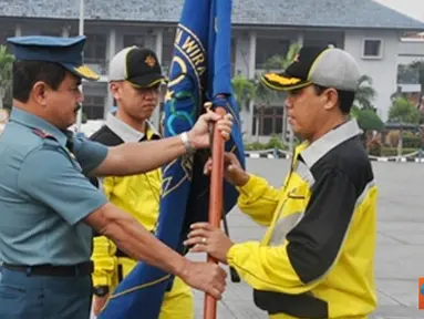 Citizen6, Tanjung Priok: Pangkolinlamil Laksda TNI S.M. Darojatim melepas kontingen olahraga Kolinlamil yang akan berlaga dalam Pekan Olahraga TNI AL Wilayah Barat (Porwilbar) 2012, Kamis, (31/05). (Pengirim: Dispenkolinlamil)