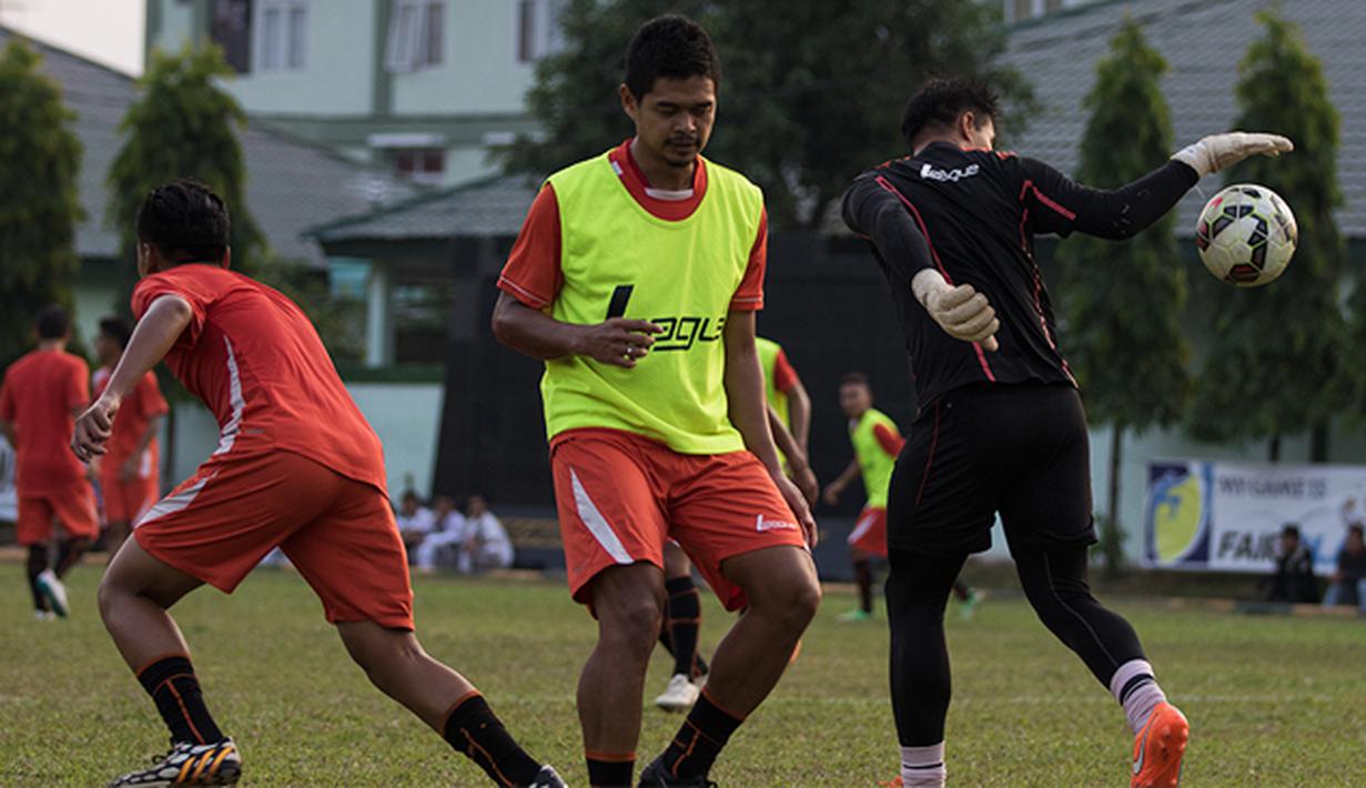 Bintang Persija Jakarta, Bambang Pamungkas berlatih keras bersama tim Macan Kemayoran jelang Piala Presiden 2015 di Lapangan Yon Zikon 14, Jakarta, Senin (24/8/2015). (Bola.com/Vitalis Yogi Trisna)