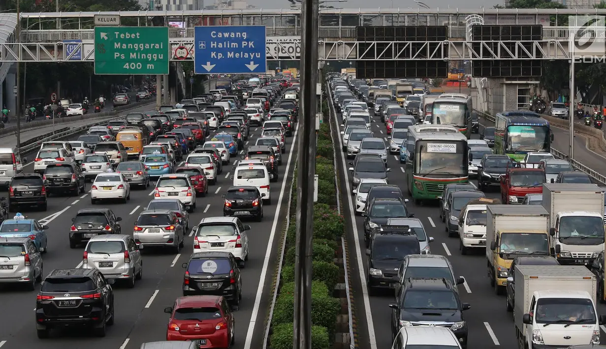 Kendaraan terjebak kemacetan di tol dan di Jalan Gatot Soebroto, Jakarta, (5/6). Banyaknya warga yang ingin berbuka puasa, menyebabkan ruas jalan di Ibu Kota lebih macet dibanding biasanya, terutama jam pulang kerja. (Liputan6.com/Immanuel Antonius)