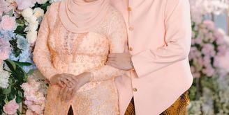 Jika Aurel selama ini favorit dengan warna ungu, untuk tema kebaya tedak sinten Ameena memakai nuansa salem dengan material lace dan tebaran payet yang cantik (Foto: Instagram @aurelie.hermansyah)