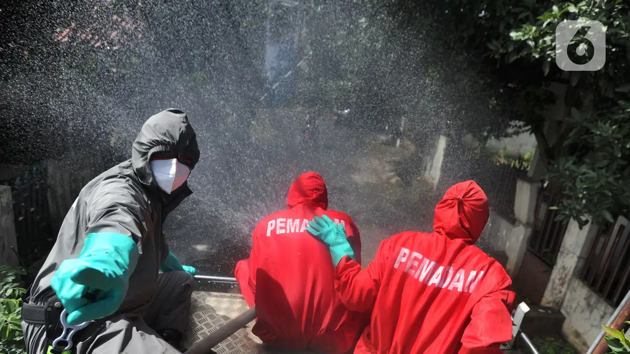 Aksi Damkar Diturunkan untuk Semprot Disinfektan Secara Gratis