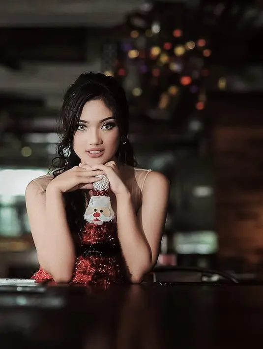 Tak selalu seksi dan menggoda, coba lihat Marion Jola juga cantik banget dengan penampilannya yang glamor seperti ini. Nampaknya ini momen saat Marion merayakan Natal tahun kemarin. (Instagram/lalamarionmj)
