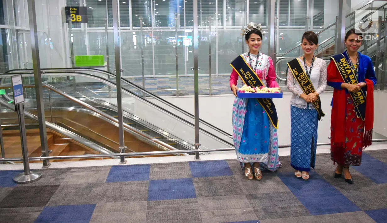 Duta Angkasa Pura bersiap memberi kalung bunga pada penumpang di Terminal Baru Bandara Internasional Ahmad Yani Semarang, Rabu (6/6). Terminal baru Bandara Ahmad Yani ini dibangun dengan  konsep eco green dengan gaya yang modern. (Liputan6.com/Gholib)a
