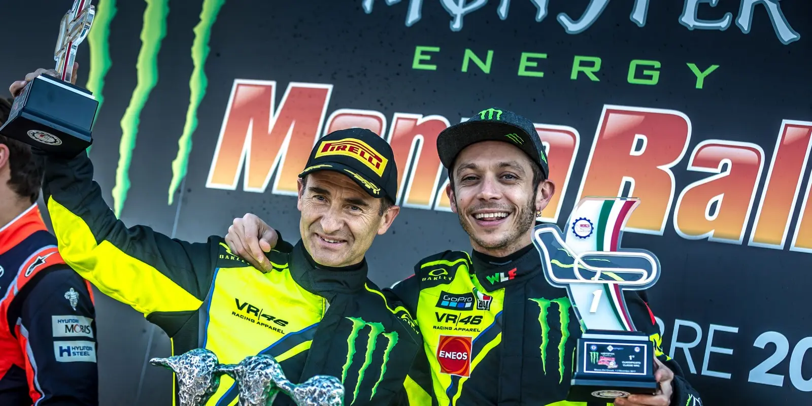 Valentino Rossi bersama rekannya Carlo Cassina merayakan gelar juara Reli Monza 2017. (Monster Energy)