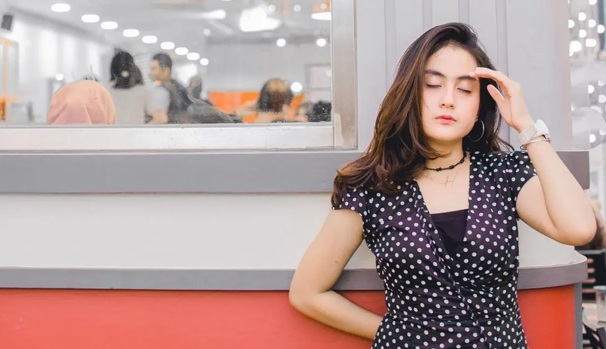 Gaya Hajarani saat pakai outfit hitam selalu fashionable. Ia selalu bisa tampil menawan dengan outfit yang ia kenakan. Netizen tak ragu untuk memberikan pujian bahwa Hajarani terlihat cantik memesona dengan outfit warna hitam. (Liputan6.com/IG/@hajarans)