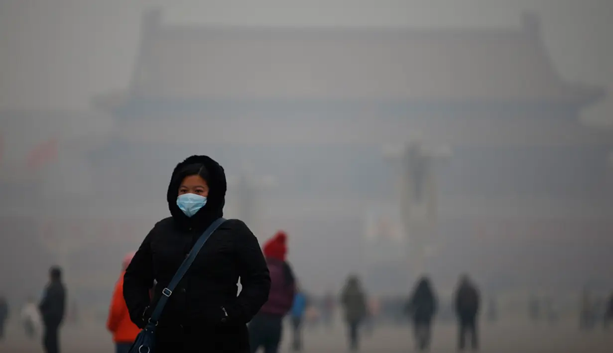 Kabut asap menyelimuti Lapangan Tiananmen, Beijing, Rabu (15/1/2015). Meski diselimuti kabut asap, pengunjung tetap berdatangan ke Lapangan Tiananmen. (REUTERS/Kim Kyung-Hoon)