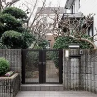 Desain pagar rumah yang minimalis (credit: freepik.com)