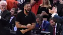 Penyanyi Rapper Drake bersorak saat menyaksikan pertandingan kelima Final NBA 2019 antara Golden State Warriors melawan Toronto Raptors di Scotiabank Arena, Toronto, Ontario (11/6/2019). Warriors mengalahkan Toronto Raptors dengan 106-105. (Frank Gunn/The Canadian Press via AP)