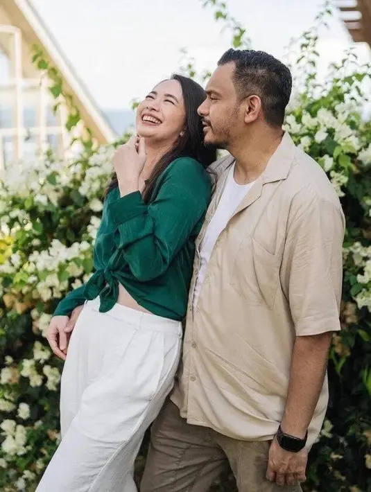 <p>Potret terbaru Verlita Evelyn yang menikah dengan Ivan Saba. Di sinetron Cinta Fitri, Verlita berperan sebagai Maya. Verlita juga mengurangi kegiatan di dunia entertainment. Ia lebih banyak menghabiskan waktu bersama keluarga dan kegiatan religi. Verlita juga baru saja menyelesaikan pendidikan S2. [Instagram/ivan_saba]</p>