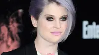 Hapus Tato, Kelly Osbourne Mengerang Kesakitan