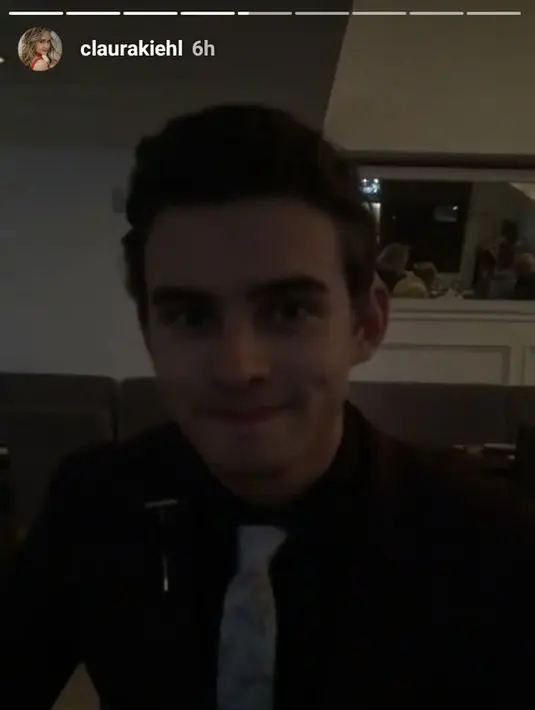 Kehadiran Cinta di Emmy Awards 2017 tidak sendiri. Ia terlihat bersama seorang aktor tampan, Michael Johnston. Dari foto-foto dan video yang diunggah di media sosial, keduanya terlihat begitu akrab. (Instastory/Cintalaurakiehl)