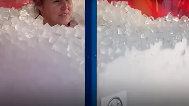 Wanita asal Polandia berhasil memecahkan rekor dunia dari Guinness World Records sebagai wanita pertama yang berhasil berendam di dalam es dengan waktu terlama. (Youtube Guinness World Records)