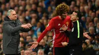 Manajer Manchester United Jose Mourinho mengakui Marouane Fellaini merasa frustrasi karena diganjar kartu merah saat kontra Manchester City pada laga Premier League di Stadion Etihad, Manchester, Kamis (27/4/2017). (AFP/Oli Scarff)