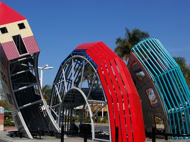 Halte bus yang berbentuk rumah ular ini dirancang oleh Dennis Oppenheim. Halte ini disebut sebagai simbol metamorfosis bus menjadi rumah. Tujuannya untuk mengingatkan penumpang agar segera pulang. (www.flickr.com)