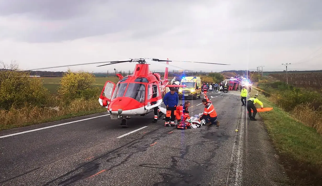 Helikopter disiagakan di lokasi kecelakaan yang melibatkan bus dengan truk di Nitranske Hrnciarovce, Slovakia, Rabu (13/11/2019). Empat dari 12 korban tewas dalam kecelakaan bus yang membawa siswa sekolah menengah tersebut adalah anak-anak. (HaZZ-Presidium of Fire and Rescue Corps via AP)