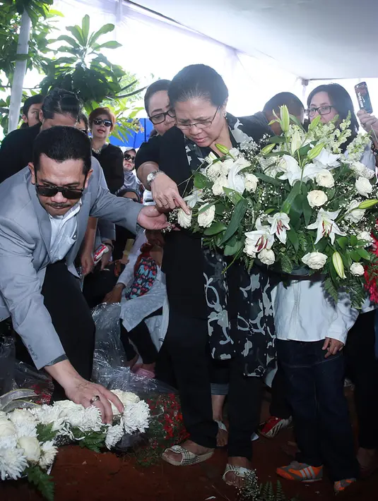 "Kami merasa berat. Tapi juga bersyukur. Kami merasa bahwa anak kami sudah berada di tangan yang baik," ujar ibunda Mike Mohede. (Deki Prayoga/Bintang.com)