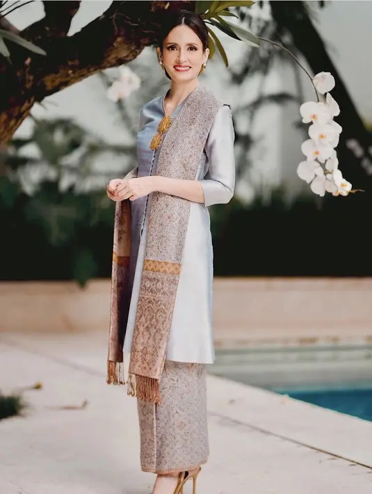 Bianca Alinda Lutfi istri Menteri Perdagangan Republik Indonesia tampak anggun kenakan kebaya model kurang warna abu, dengan selendang dan kain bawahan bermotif batik. @bianca.alinda