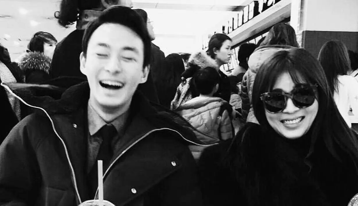 Ha Ji Won terlihat mengunggah foto kebersamaannya dengan Jeon Tae Soo. Dalam foto itu, Ha Ji Won terliat duduk di samping Jeon Tae Soo. (Foto: instagram.com/hajiwon1023)