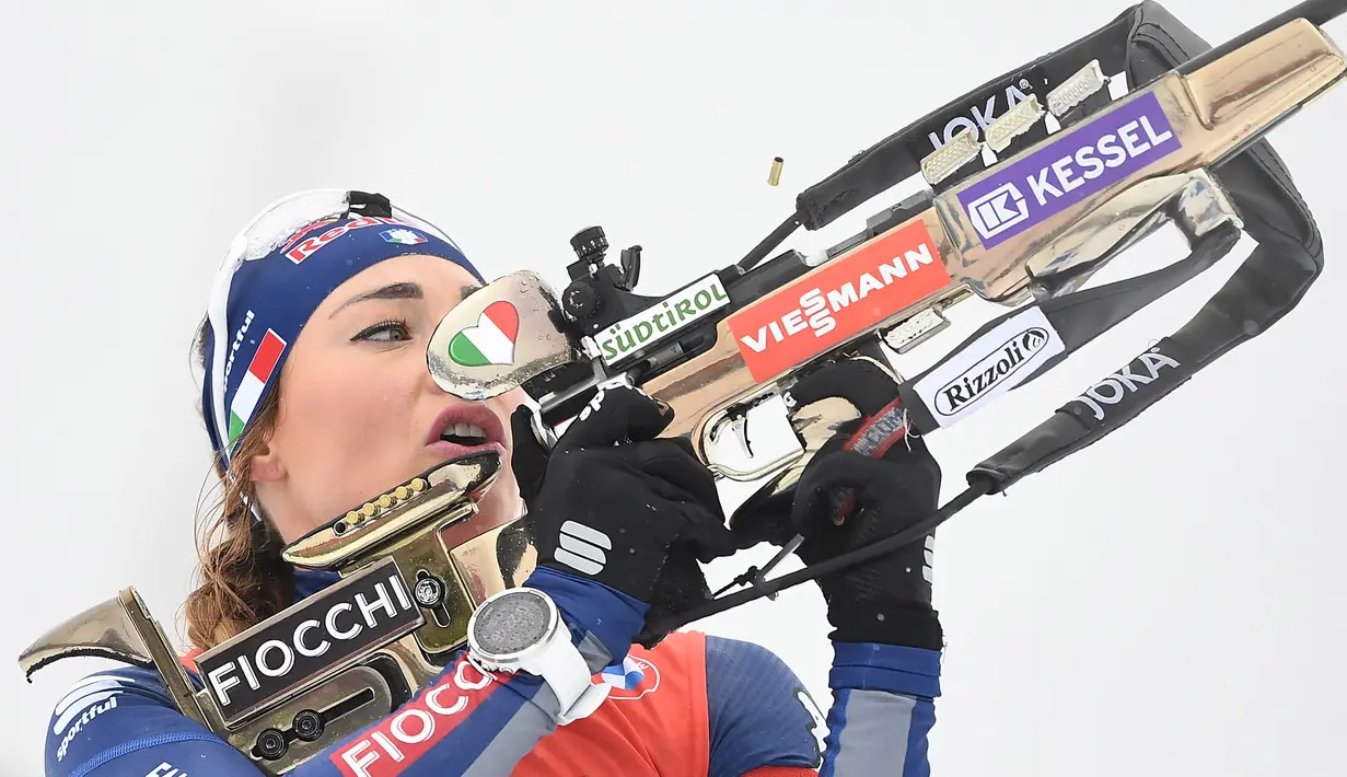 Atlet Biathlon asal Itali, Dorothea Wierer saat mengikuti perlombaan Piala Dunia IBU Biathlon di Hochfilzen, Austria, Minggu (13/1/2021). (Foto: AFP/Joe Klamar)